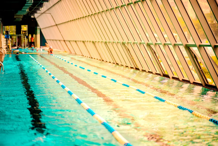 新洲成人混凝土钢结构游泳池项目